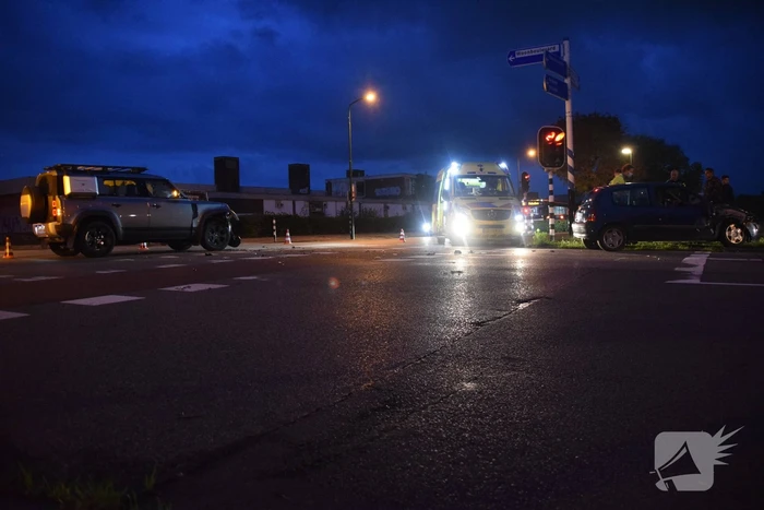 Landrover botst op auto bij verkeersongeval op kruising
