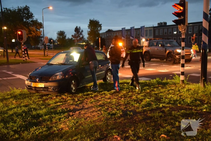 Landrover botst op auto bij verkeersongeval op kruising