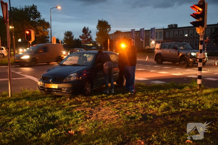 Landrover botst op auto bij verkeersongeval op kruising