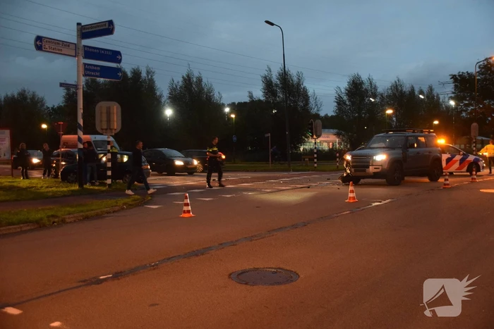 Landrover botst op auto bij verkeersongeval op kruising