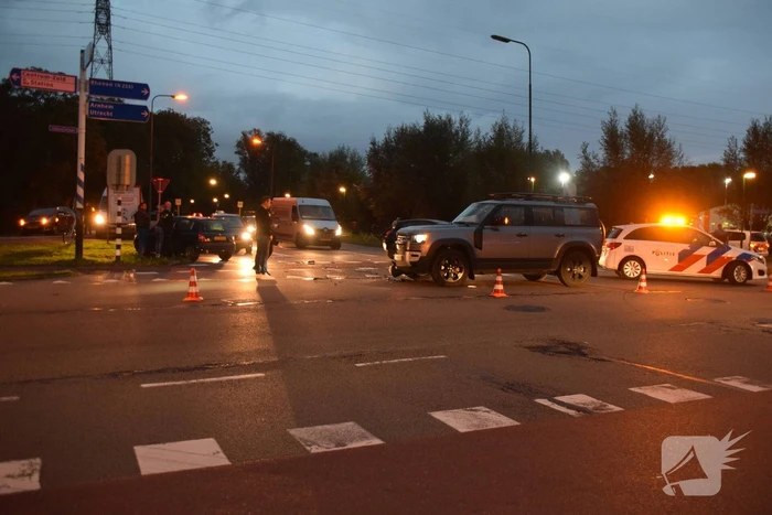 Landrover botst op auto bij verkeersongeval op kruising