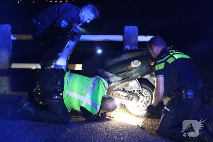 Twee personen aangehouden na achtervolging op scooter