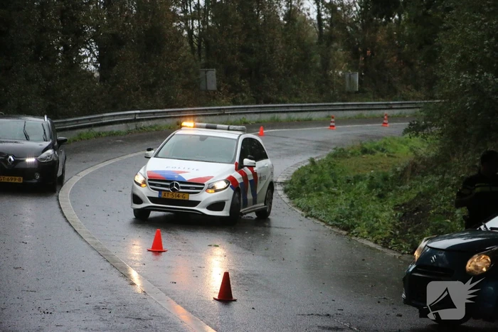 Personenauto vliegt uit de bocht en klapt tegen de vangrail