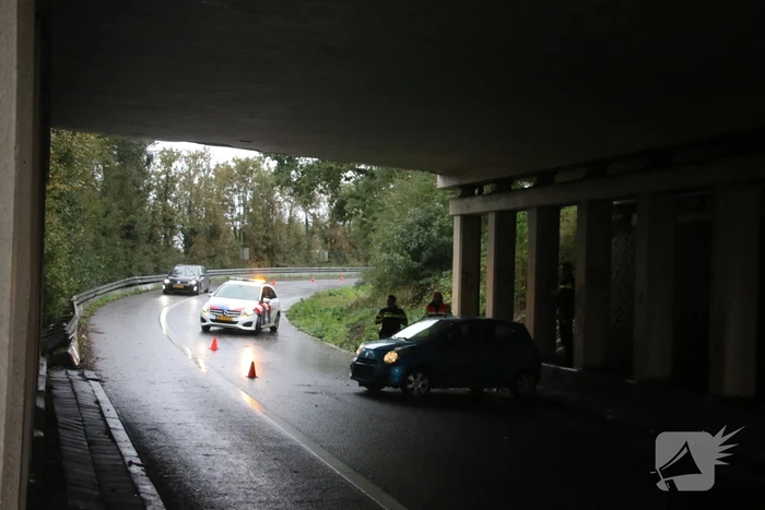 Personenauto vliegt uit de bocht en klapt tegen de vangrail