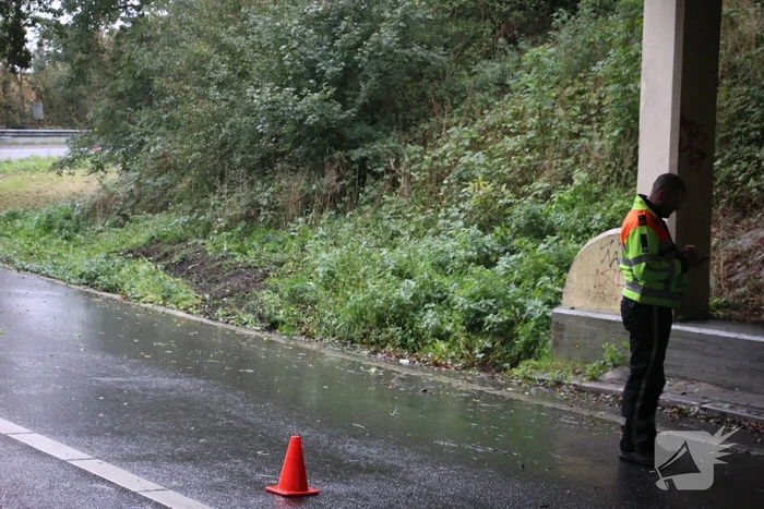 Personenauto vliegt uit de bocht en klapt tegen de vangrail