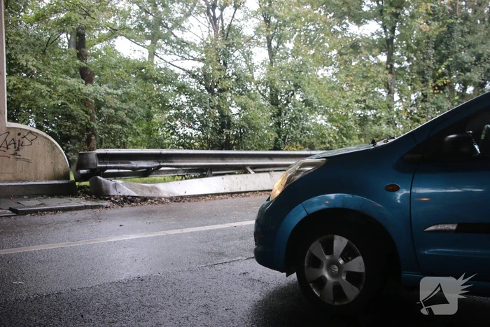 Personenauto vliegt uit de bocht en klapt tegen de vangrail