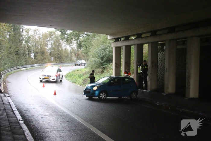 Personenauto vliegt uit de bocht en klapt tegen de vangrail