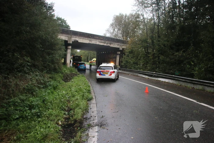 Personenauto vliegt uit de bocht en klapt tegen de vangrail