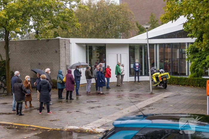 Man wordt niet goed tijdens vaccinatie griepprik in Protestantse kerk De Bron