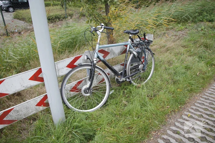 Auto en fietser met elkaar in botsing