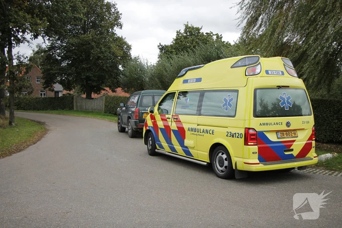 Auto en fietser met elkaar in botsing