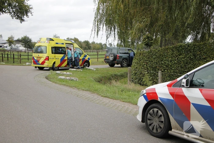 Auto en fietser met elkaar in botsing