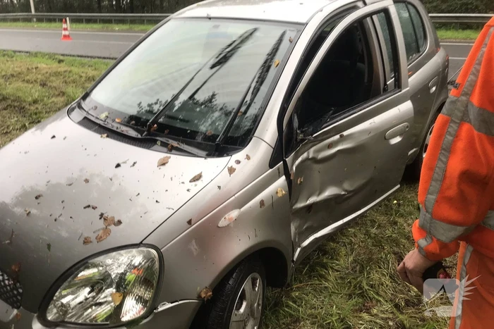 Auto vliegt uit de bocht op knooppunt Hoevelaken