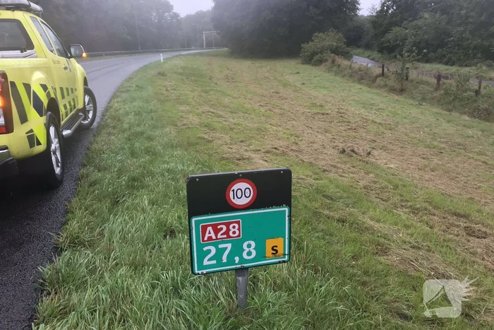 Auto vliegt uit de bocht op knooppunt Hoevelaken