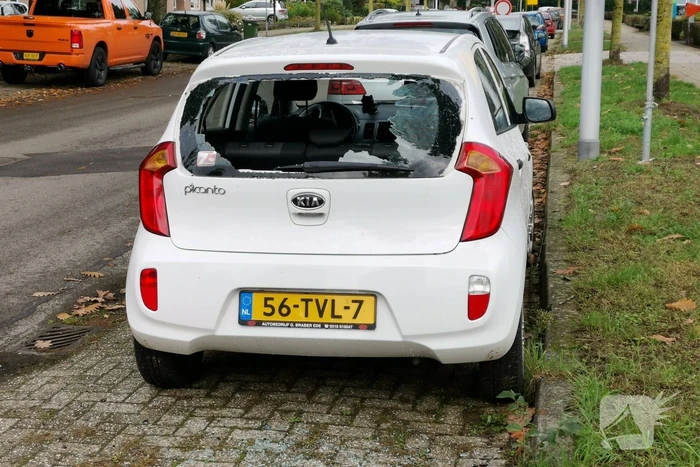 Verkeersbord door achteruit geslagen