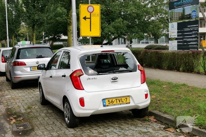 Verkeersbord door achteruit geslagen