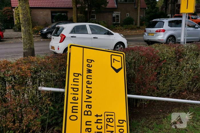 Verkeersbord door achteruit geslagen