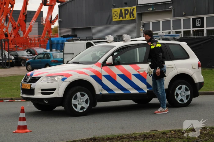 Zwaarbewapende agenten doen inval in bedrijfspand