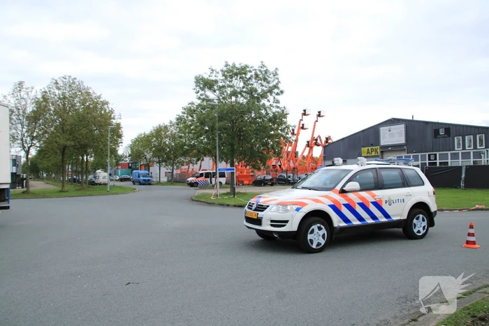 Zwaarbewapende agenten doen inval in bedrijfspand