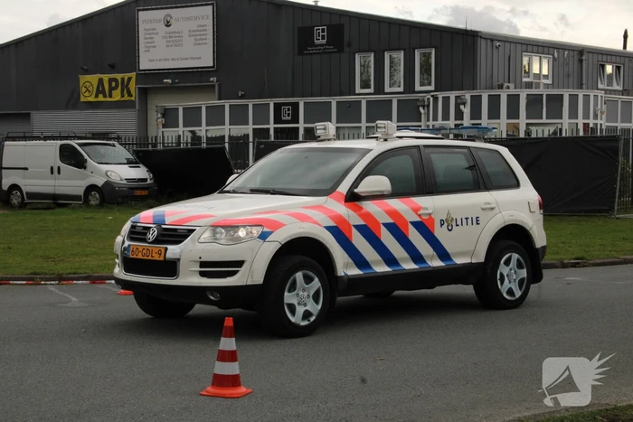 Zwaarbewapende agenten doen inval in bedrijfspand