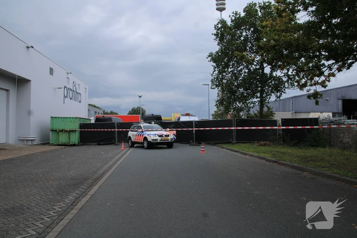 Zwaarbewapende agenten doen inval in bedrijfspand