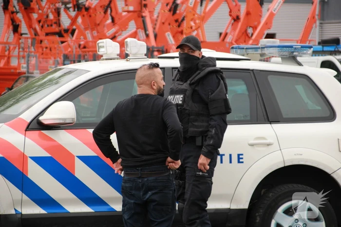 Zwaarbewapende agenten doen inval in bedrijfspand