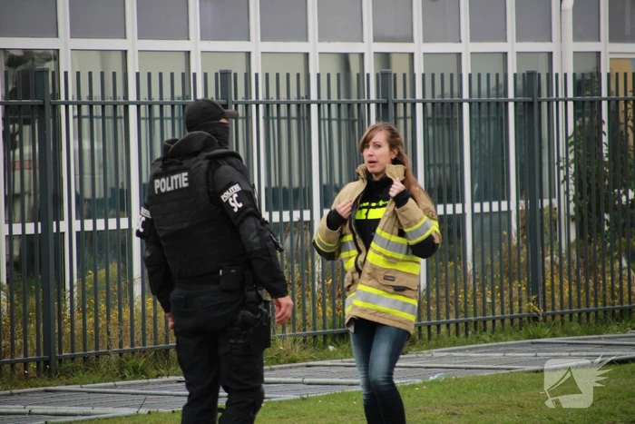 Zwaarbewapende agenten doen inval in bedrijfspand