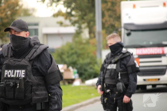 Zwaarbewapende agenten doen inval in bedrijfspand