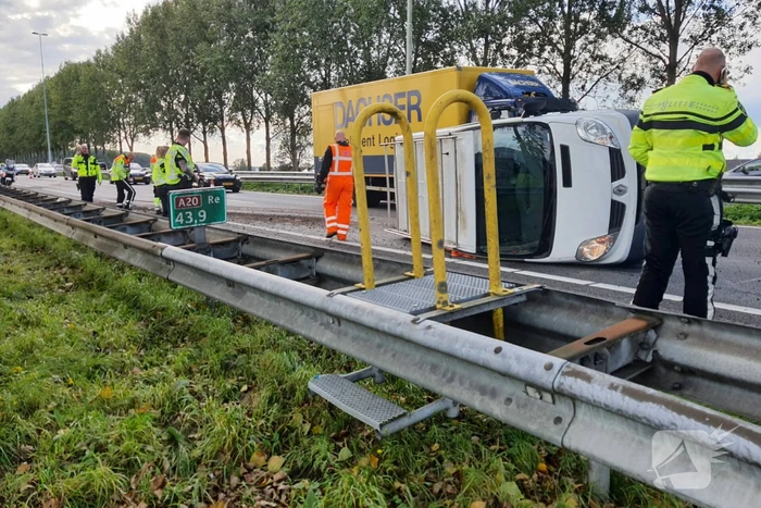 Bestelbus met aanhanger kantelt op snelweg