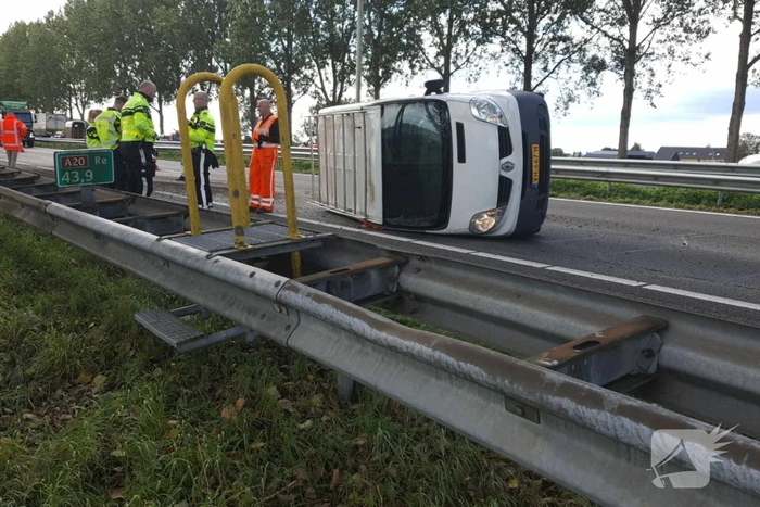 Bestelbus met aanhanger kantelt op snelweg