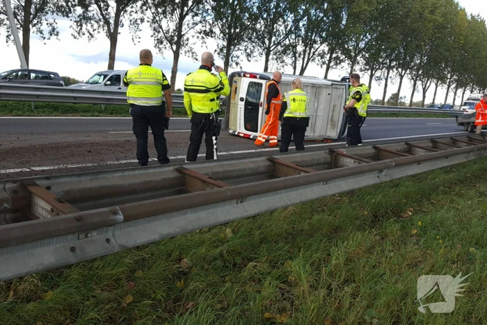 Bestelbus met aanhanger kantelt op snelweg