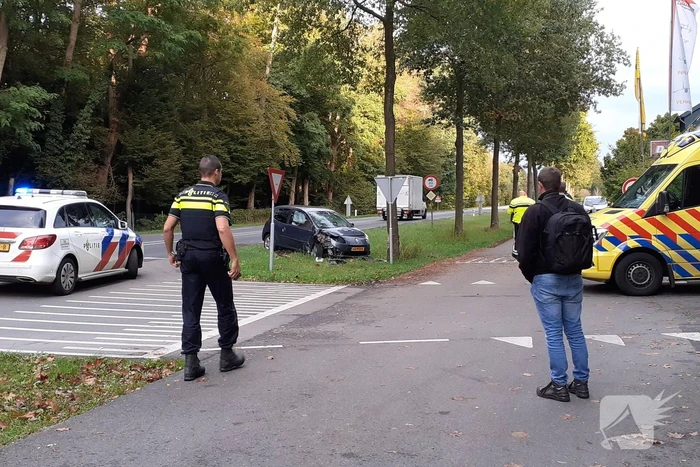 Personenauto knalt tegen boom