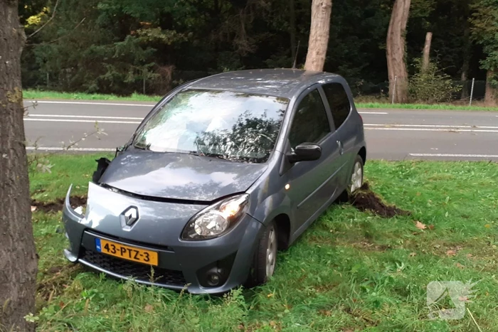 Personenauto knalt tegen boom