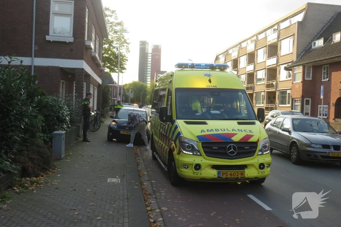 Automobilist mogelijk doorgereden na aanrijding met personenauto