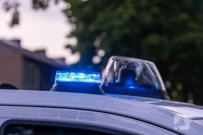 Politieauto in botsing met trein tijdens spoedmelding