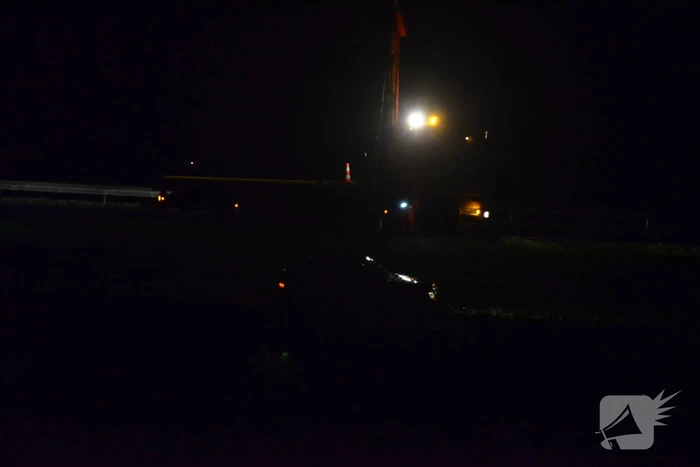 Personenauto in de sloot