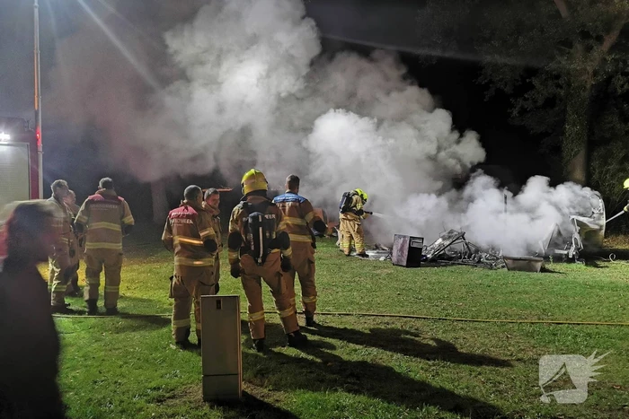 Caravan in brand op vakantiepark