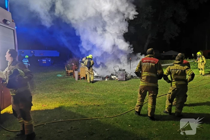 Caravan in brand op vakantiepark