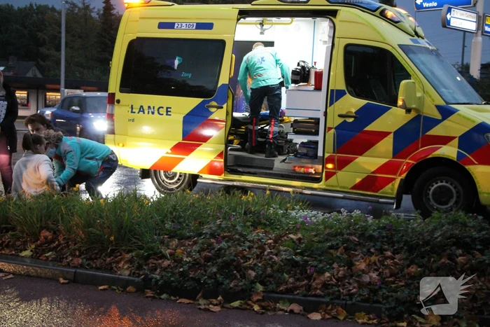 Jonge dame aangereden op rotonde