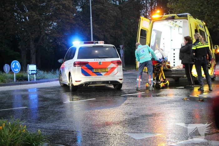 Jonge dame aangereden op rotonde