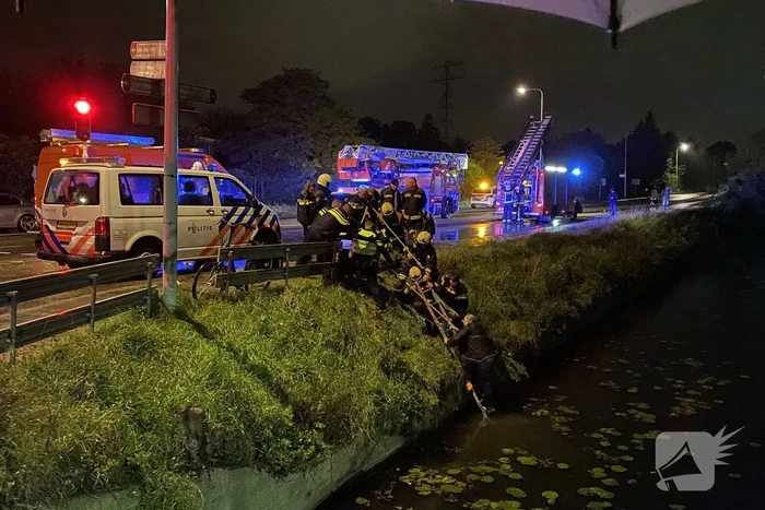 Man glijdt uit en valt in het water