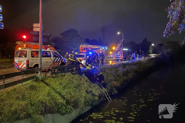 Man glijdt uit en valt in het water