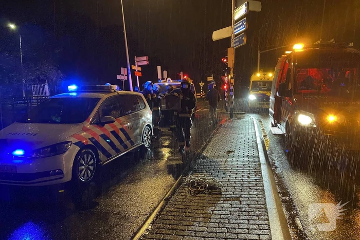 Man glijdt uit en valt in het water