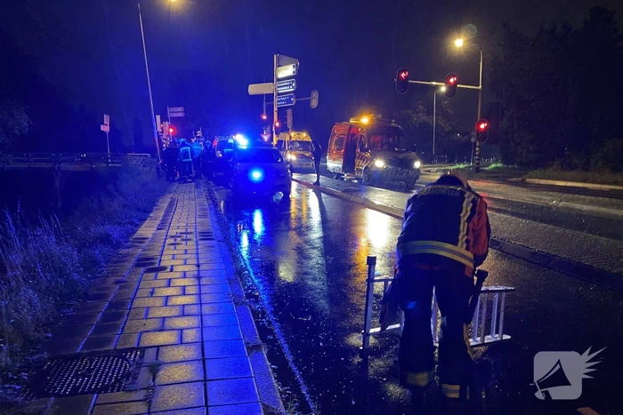Man glijdt uit en valt in het water