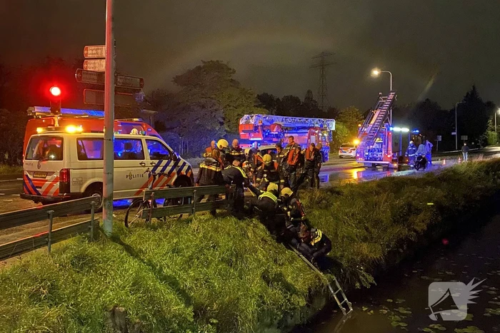 Man glijdt uit en valt in het water