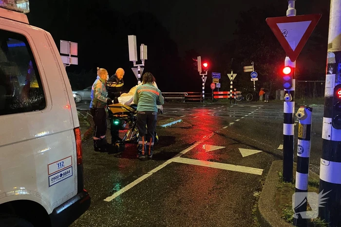 Man glijdt uit en valt in het water