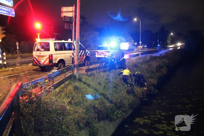 Man glijdt uit en valt in het water
