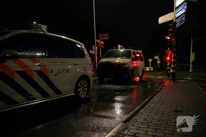 Man glijdt uit en valt in het water