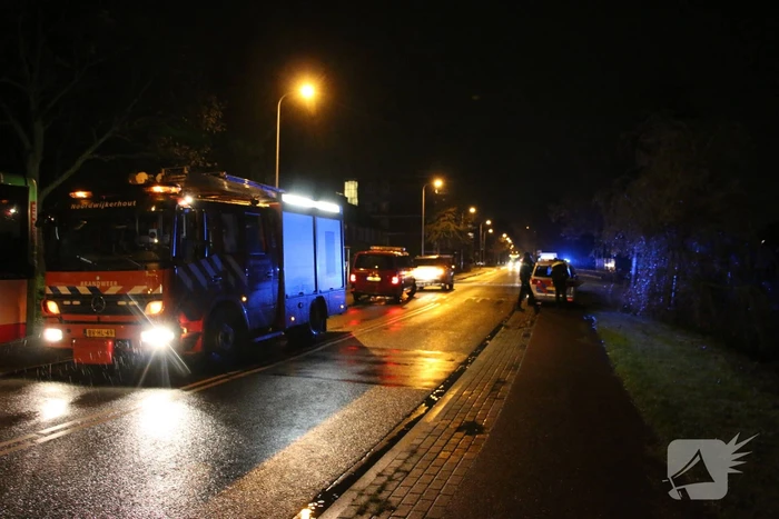 Auto belandt in sloot, bestuurder gered door omstander