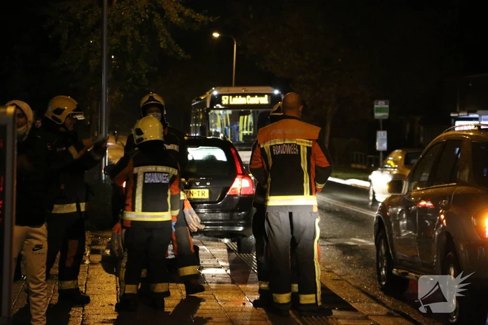 Auto belandt in sloot, bestuurder gered door omstander